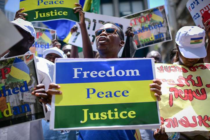Sudanesen demonstrieren zur Unterstützung ihres Volkes im Sudan vor der Botschaft der Europäischen Union in Tel Aviv, 25. Juni 2019. Foto von Tomer Neuberg/Flash90