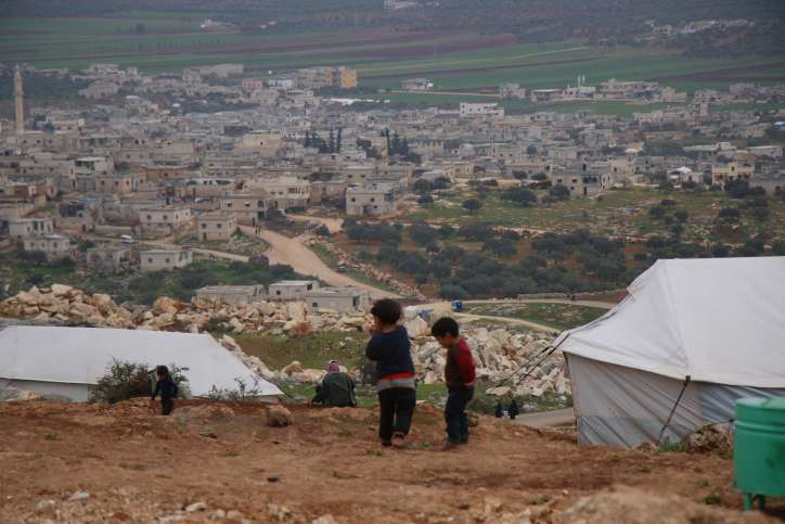 Vertriebene syrische Familien, die aus ihren Häusern in der nordwestlichen syrischen Provinz Idlib geflohen sind. Foto von Ali Syria/Flash90