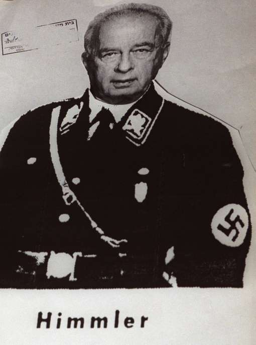 Foto eines Plakats, das den verstorbenen israelischen Premierminister Yitzhak Rabin als Nazi verkleidet zeigt. Die Fotos wurden von rechtsgerichteten Demonstranten erstellt, die sich gegen Rabins Friedensprozess bei den Osloer Verträgen wandten. Foto von Flash90