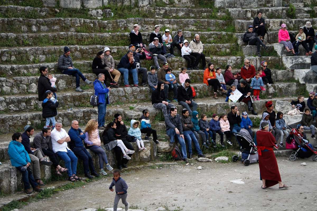Besucher sitzen in den Überresten eines römischen Amphitheaters in Sebastia. Foto: Nasser Ishtayeh/Flash90