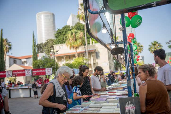 Israelis besuchen die jährliche hebräische Buchwoche in Sarona, Tel Aviv. Foto von Miriam Alster/FLASH90 Ihr aber wählet das Leben