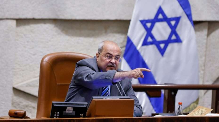 Der arabische Gesetzgeber Ahmad Tibi, der sich als Palästinenser identifiziert, schreit jüdische Gesetzgeber an, als er 2022 amtierender Sprecher der Knesset ist. Sollten Nicht-Juden Positionen bekleiden dürfen, die den jüdischen Staat repräsentieren? Foto: Olivier Fitoussi/Flash90