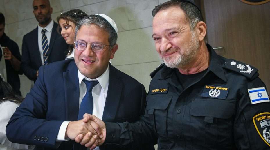 Waffen. Der Minister für nationale Sicherheit Itamar Ben-Gvir (links) fordert, dass Bürger mit Waffenschein jederzeit eine Waffe tragen sollten. Foto: Arie Leib Abrams/Flash90