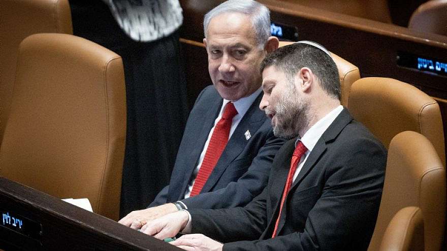 Der israelische Premierminister Benjamin Netanjahu spricht mit Finanzminister Bezalel Smotrich während einer Diskussion und Abstimmung über die Pläne der Regierung zur Überarbeitung des Justizwesens im Plenarsaal der Knesset, am 20. Februar 2023. Foto von Yonatan Sindel/Flash90.