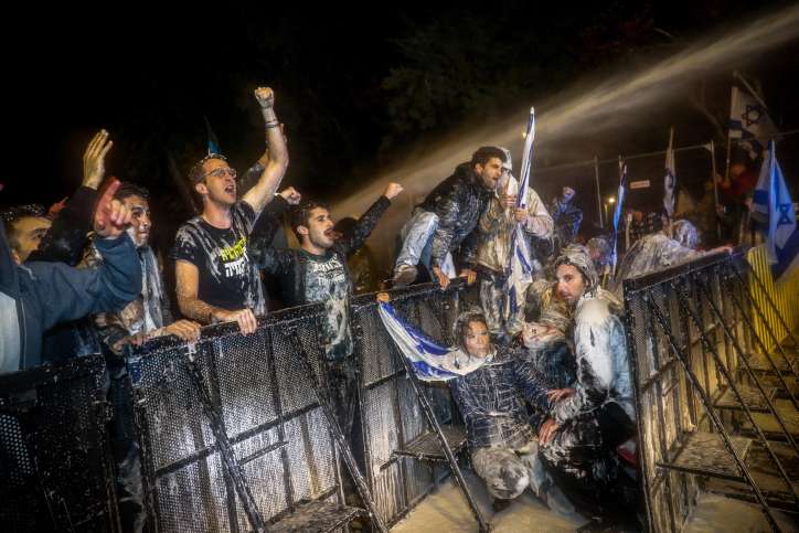 Israelis protestieren am 26. März 2023 vor der Residenz von Premierminister Benjamin Netanjahu in Jerusalem gegen die von der israelischen Regierung geplante Reform des Justizwesens. Foto von Noam Revkin Fenton/Flash90