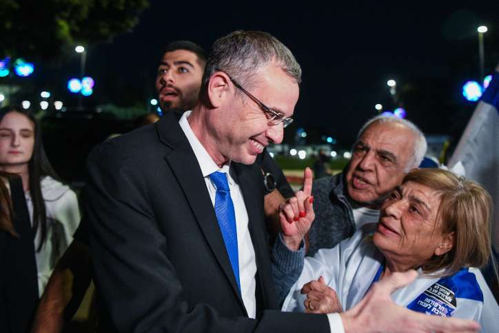 Justizminister Yariv Levin wird von Bürgern in Jerusalem ermutigt die Reform voranzutreiben. Foto von Arie Leib Abrams/Flash90