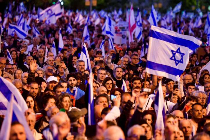 Angst. Wird hier für oder gegen die Justizreform demonstriert? Beide Seiten wollen ISrael retten. Foto von Avshalom Sassoni/Flash90