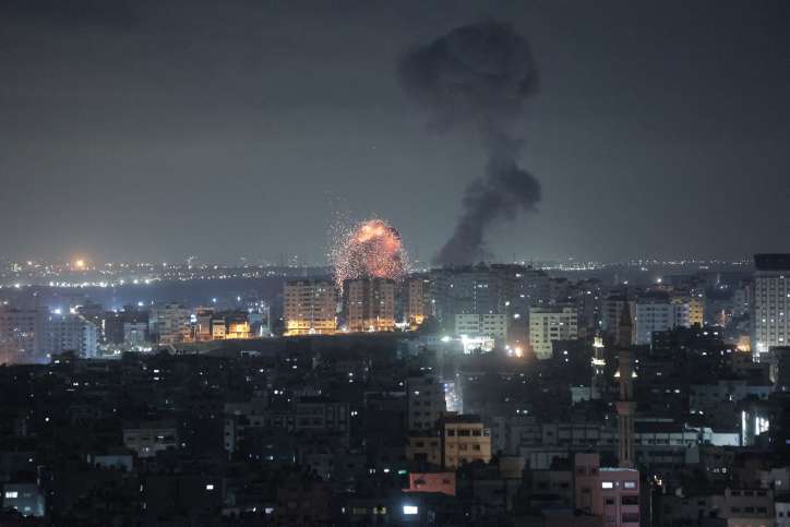Hamas. Flammen und Rauch sind während eines israelischen Luftangriffs in Gaza-Stadt zu sehen, 3. Mai 2023. Foto: Atia Mohammed/Flash90
