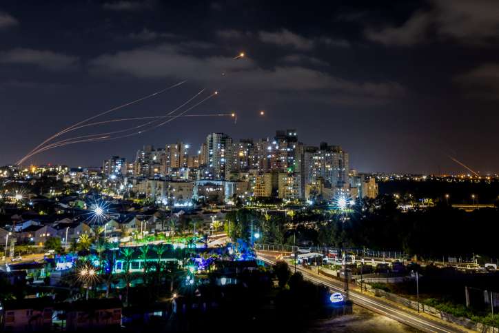 Das Raketenabwehrsystem Iron Dome feuert am 13. Mai 2023 von Aschkelon aus Abfangraketen auf Raketen, die aus dem Gazastreifen nach Israel abgefeuert werden. Foto von Yossi Aloni/Flash90