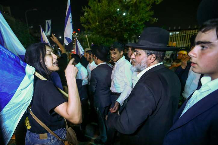Demonstranten streiten mit ultraorthodoxen Juden während eines Protestmarsches in Bnei Brak. Foto von Flash90