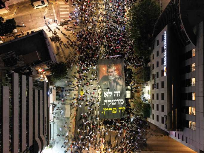Israelis nehmen am 17. Mai 2023 in Bnei Brak an einem Protestmarsch gegen die Milliardenbeträge teil, die im Staatshaushalt für ultraorthodoxe Parteien vorgesehen sind. Foto von Omer Fichman/Flash90
