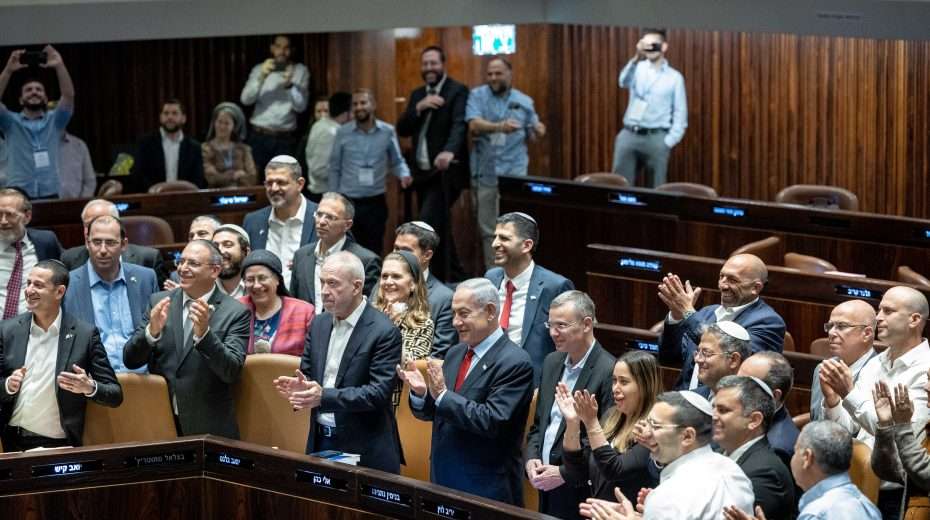 Der israelische Premierminister Benjamin Netanjahu, Minister und Abgeordnete nach der Diskussion und Abstimmung über den Staatshaushalt. Foto von Yonatan Sindel/Flash90