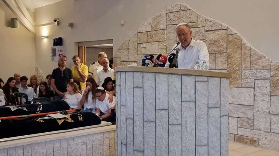 Rabbi Leo Dee spricht bei der Beerdigung seiner Töchter, die bei einem Schießangriff von palästinensischen Terroristen getötet wurden, die von CNN fälschlicherweise als "Schusswechsel" dargestellt wurde. Foto von Meir Elipur/TPS