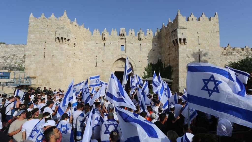 Jüdische Jugendliche tanzen am Jerusalem-Tag mit Fahnen vor dem Damaskustor. Foto von Yonatan Sindel/ FLASH90