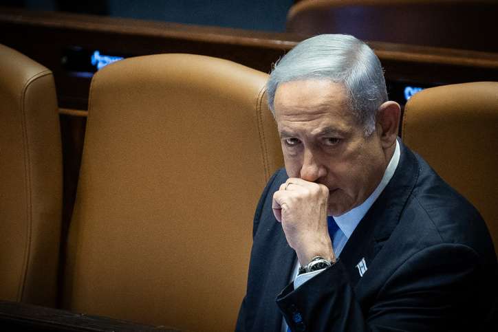 Ministerpräsident Benjamin Netanjahu trägt das Volk Israel auf seinen Schultern. Foto von Yonatan Sindel/Flash90