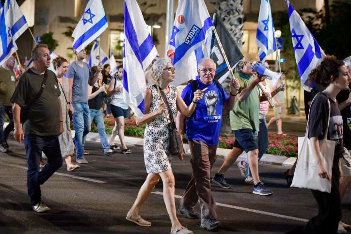 Aktivisten, die gegen die Justizreform der Regierung protestieren, marschieren durch Tel Aviv. August 02, 2023. Foto von Avshalom Sassoni/FLASH90