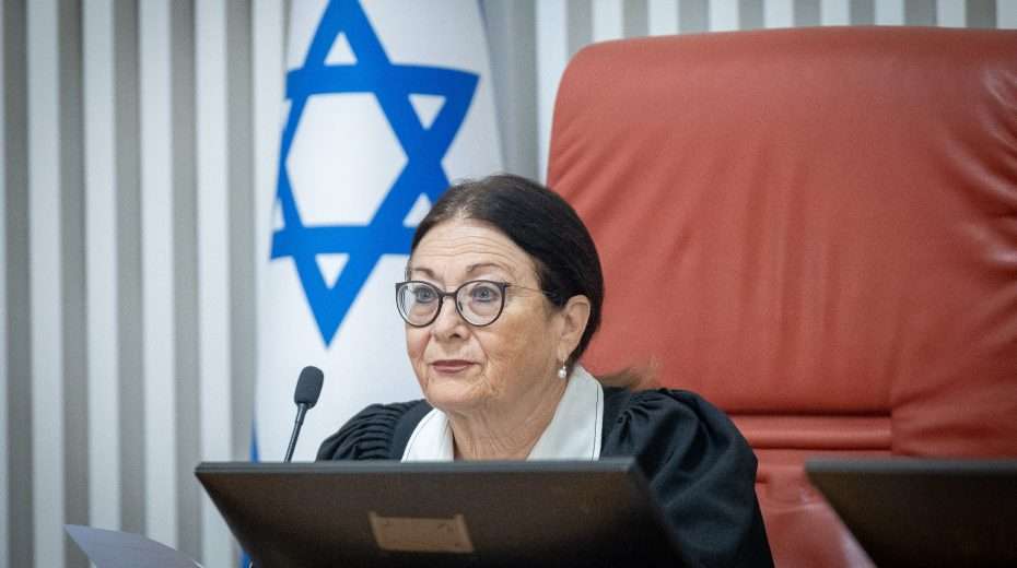 Die Präsidentin des Obersten Gerichtshofs Esther Hayut während der Anhörung zu Petitionen gegen ein Gesetz, mit dem die Amtsenthebung von Premierminister Netanjahu umgangen werden soll, am 3. August 2023 am Obersten Gerichtshof in Jerusalem. Foto von Yonatan Sindel/Flash90