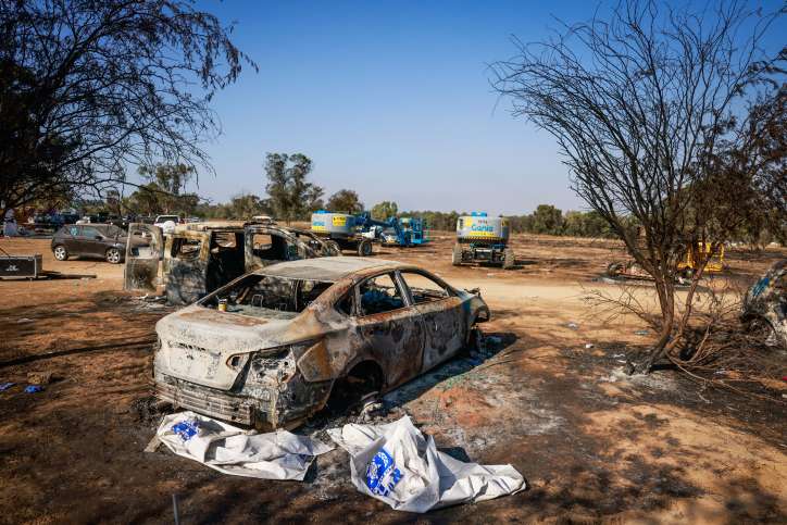 Ein ausgebranntes Auto nach der Zerstörung. Foto von Chaim Goldberg/Flash90