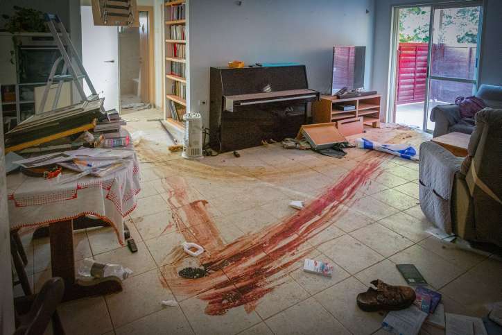 Blut in den Häusern, nachdem Hamas-Terroristen am 7. Oktober in den Kibbutz Be'eri angriffen. von Edi Israel/Flash90