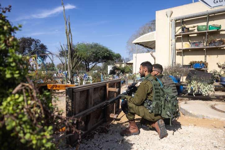Israelische Soldaten untersuchen die Zerstörung, die Hamas-Terroristen am 7. Oktober 2023 im Kibbutz Nir Oz nahe der Grenze zwischen Israel und Gaza im Süden Israels angerichtet haben. Foto von Chaim Goldberg/Flash90