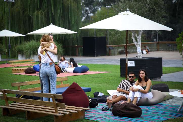 Therapeutische Sitzungen für die Überlebenden des Massakers vom 7. Oktober auf dem Nova-Musikfestival, als Hamas-Terroristen mehr als 260 Festivalbesucher ermordeten. Foto von Aloni Mor/Flash90