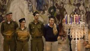 Israelische Soldaten nehmen am sechsten Abend von Chanukka, an einer Zeremonie zum Anzünden von Chanukka-Kerzen in der Knesset teil. Foto von Flash 90