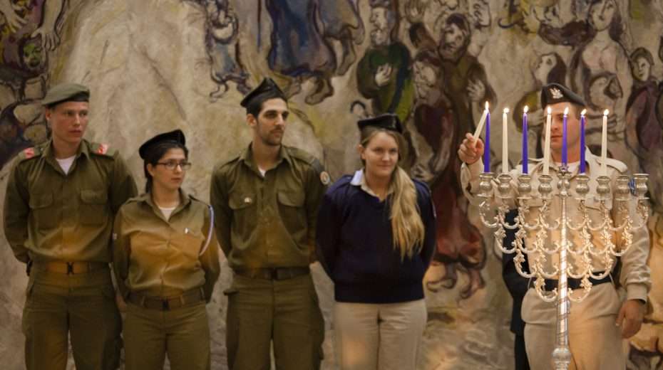 Israelische Soldaten nehmen am sechsten Abend von Chanukka, an einer Zeremonie zum Anzünden von Chanukka-Kerzen in der Knesset teil. Foto von Flash 90