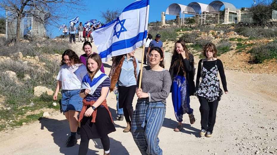 Israelis marschieren auf dem Pfad der Patriarchen in Judäa anlässlich des 100. Tages seit der überraschenden Invasion der Hamas, 19. Januar 2024. Foto: Regionalrat von Gush Etzion.