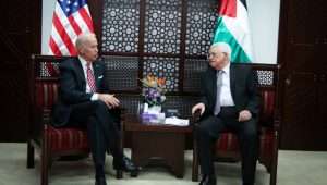 Der damalige US-Vizepräsident Joe Biden trifft sich 2016 mit Palästinenserführer Mahmud Abbas. Foto von Flash90