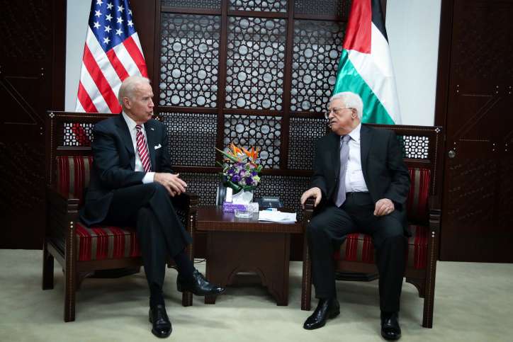 Der damalige US-Vizepräsident Joe Biden trifft sich 2016 mit Palästinenserführer Mahmud Abbas. Foto von Flash90
