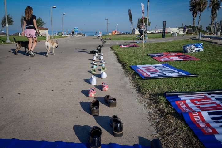 Schuhe in der Nähe des Strandes in Tel Aviv als Teil eines Protests für die Freilassung von Israelis, die von den Hamas-Terroristen in den Gazastreifen entführt wurden. Foto von Avshalom Sassoni/Flash90