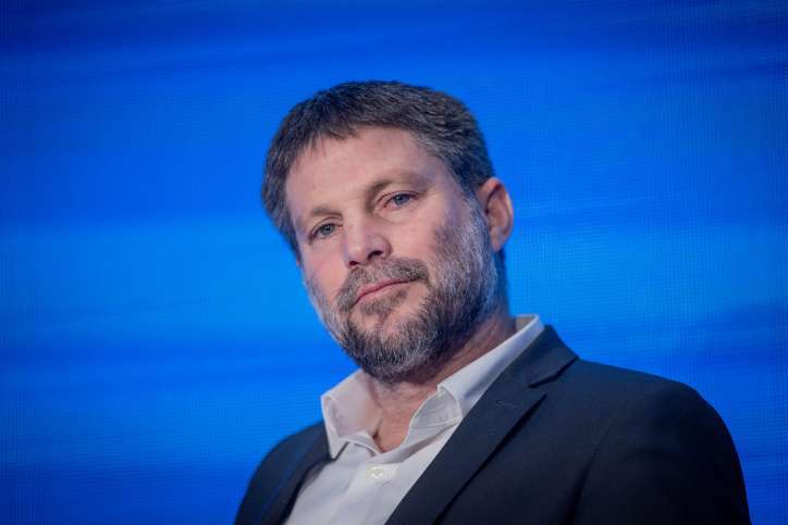 Finanzminister Bezalel Smotrich spricht auf einer Konferenz in Jerusalem, 11. Januar 2024. Foto: Chaim Goldberg/Flash90