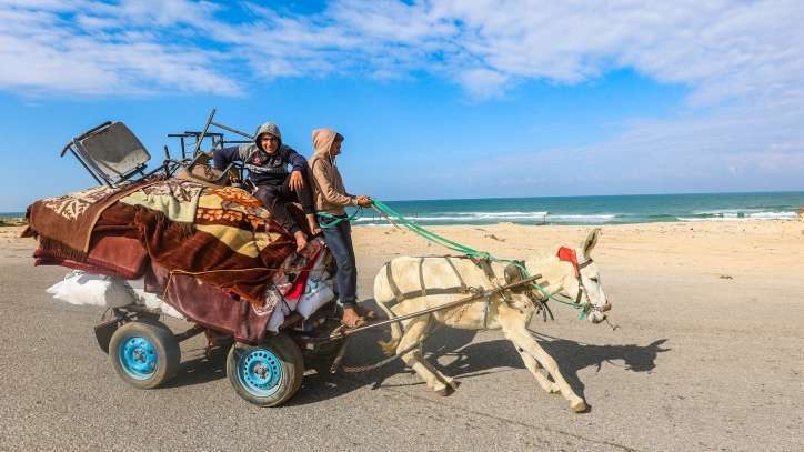 Palästinenser fliehen aus den umkämpften Teilen von Khan Yunis in das Gebiet Al Mawasi im südlichen Gazastreifen, 25. Januar 2024. Foto von Atia Mohammed/Flash90