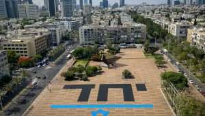Das Wort "Einheit" steht groß auf dem Rabin-Platz in Tel Aviv. Avshalom Sassoni/FLASH90