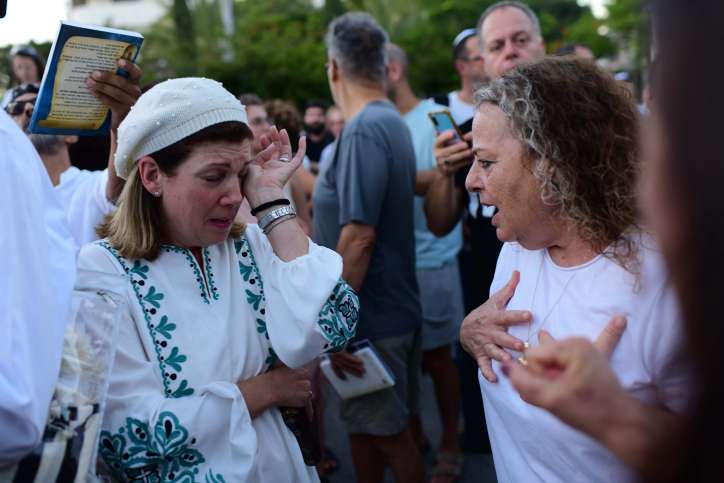 Die Spaltung Israels erreichte ihren Höhepunkt, als Demonstranten einen Gottesdienst am Jom Kippur in Tel Aviv störten. Tomer Neuberg/Flash 90