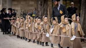 Jüdische Kinder aus der Boyan Dynastie marschieren vor dem jüdischen Purimfest im Stadtteil Mea Shearim in Jerusalem am 18. März 2024. Foto von Chaim Goldberg/Flash90