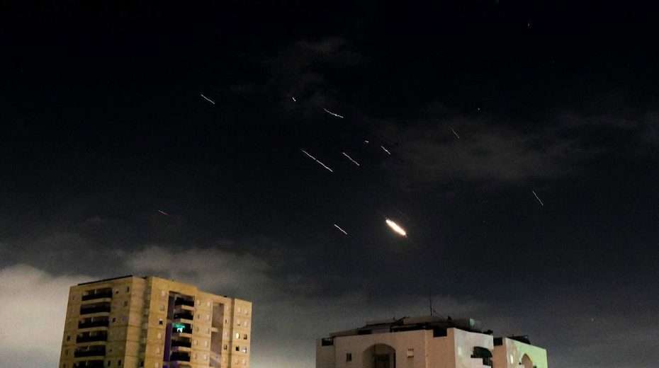 Luftabwehrsysteme feuern am 14. April 2024 über Tel Aviv Abfangraketen auf Drohnen und Raketen, die vom Iran abgefeuert werden. Foto: Tomer Neuberg/Flash90
