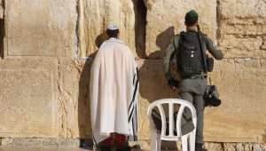 Soldaten beten für Wunder im Krieg gegen die Hamas. Foto: Michael Selutin
