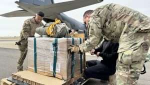 Die Belader der US-Luftwaffe verladen am 20. März 2024 an einem ungenannten Ort im Zuständigkeitsbereich des US-Zentralkommandos Bündel mit humanitären Hilfsgütern, die für einen Abwurf über dem Gazastreifen bestimmt sind, auf eine HC-130J Combat King II. Foto: US Air Force Foto.