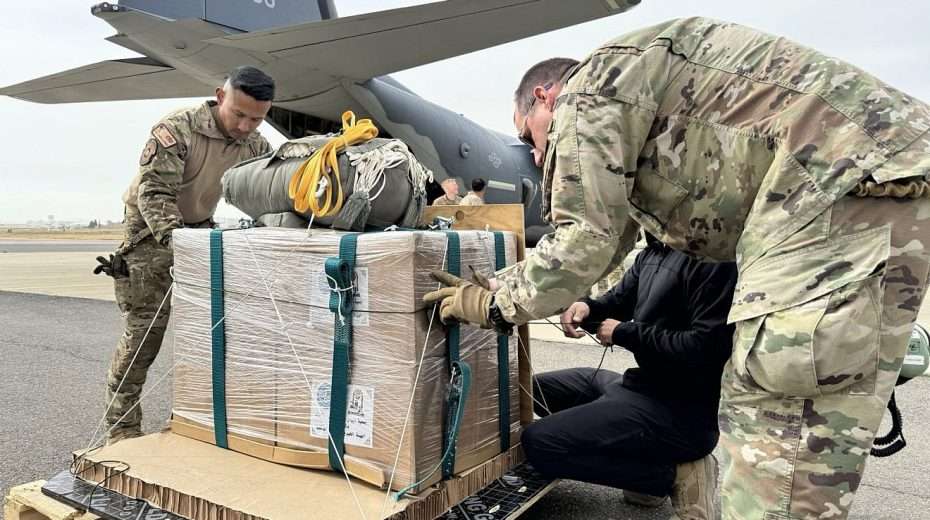 Die Belader der US-Luftwaffe verladen am 20. März 2024 an einem ungenannten Ort im Zuständigkeitsbereich des US-Zentralkommandos Bündel mit humanitären Hilfsgütern, die für einen Abwurf über dem Gazastreifen bestimmt sind, auf eine HC-130J Combat King II. Foto: US Air Force Foto.