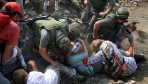 Israelische und ausländische Aktivisten stoßen mit israelischen Soldaten zusammen. Foto von Najeh Hashlamoun/Flash90