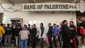 Palästinenser stehen vor einem Geldautomaten vor einer Filiale der Bank of Palestine in Rafah im südlichen Gazastreifen an, 8. Dezember 2023. Foto von Abed Rahim Khatib/Flash90.