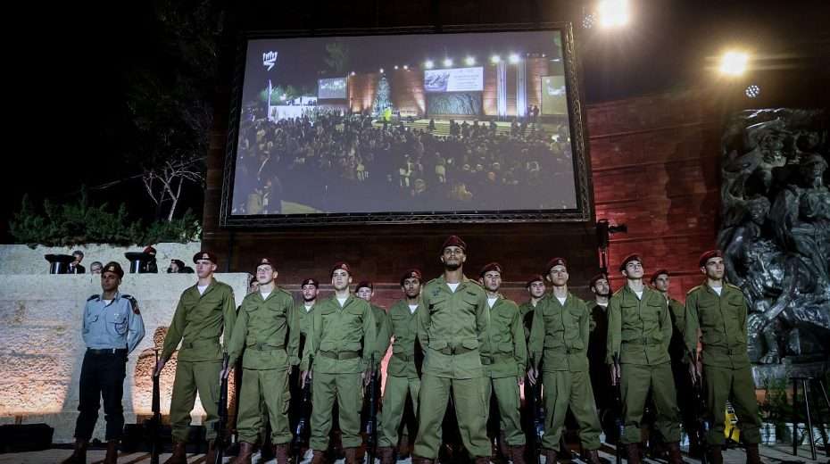 Eine Zeremonie zum Gedenktag der Märtyrer und Helden des Holocaust in Yad Vashem in Jerusalem, 5. Mai 2024. Foto von Chaim Goldberg/Flash90.