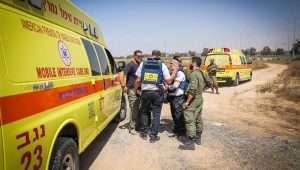 Israelische Sicherheits- und Rettungskräfte am Schauplatz eines Mörserangriffs auf Soldaten in der Nähe des Grenzübergangs Kerem Schalom im Süden Israels, 5. Mai 2024. Foto von Flash90.