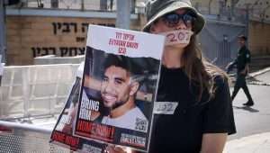 Angehörige von Israelis, die seit den Terroranschlägen vom 7. Oktober im Gazastreifen als Geiseln gehalten werden, und andere Unterstützer fordern am 25. April 2024 vor dem Militärstützpunkt Kirya in Tel Aviv ihre Freilassung. Foto von Avshalom Sassoni/Flash90.