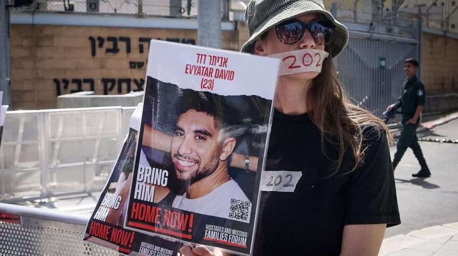 Angehörige von Israelis, die seit den Terroranschlägen vom 7. Oktober im Gazastreifen als Geiseln gehalten werden, und andere Unterstützer fordern am 25. April 2024 vor dem Militärstützpunkt Kirya in Tel Aviv ihre Freilassung. Foto von Avshalom Sassoni/Flash90.