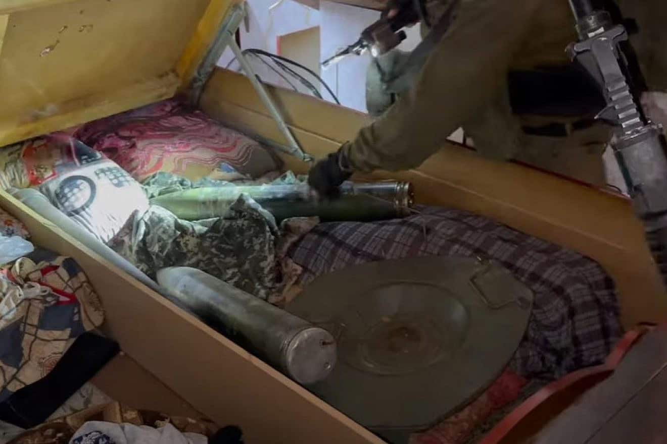 Israelische Soldaten finden Raketen und Sprengstoff unter einem Bett in einem Schlafzimmer in Khan Yunis, Gaza, 13. März 2024. Quelle: YouTube-Screenshot/IDF.