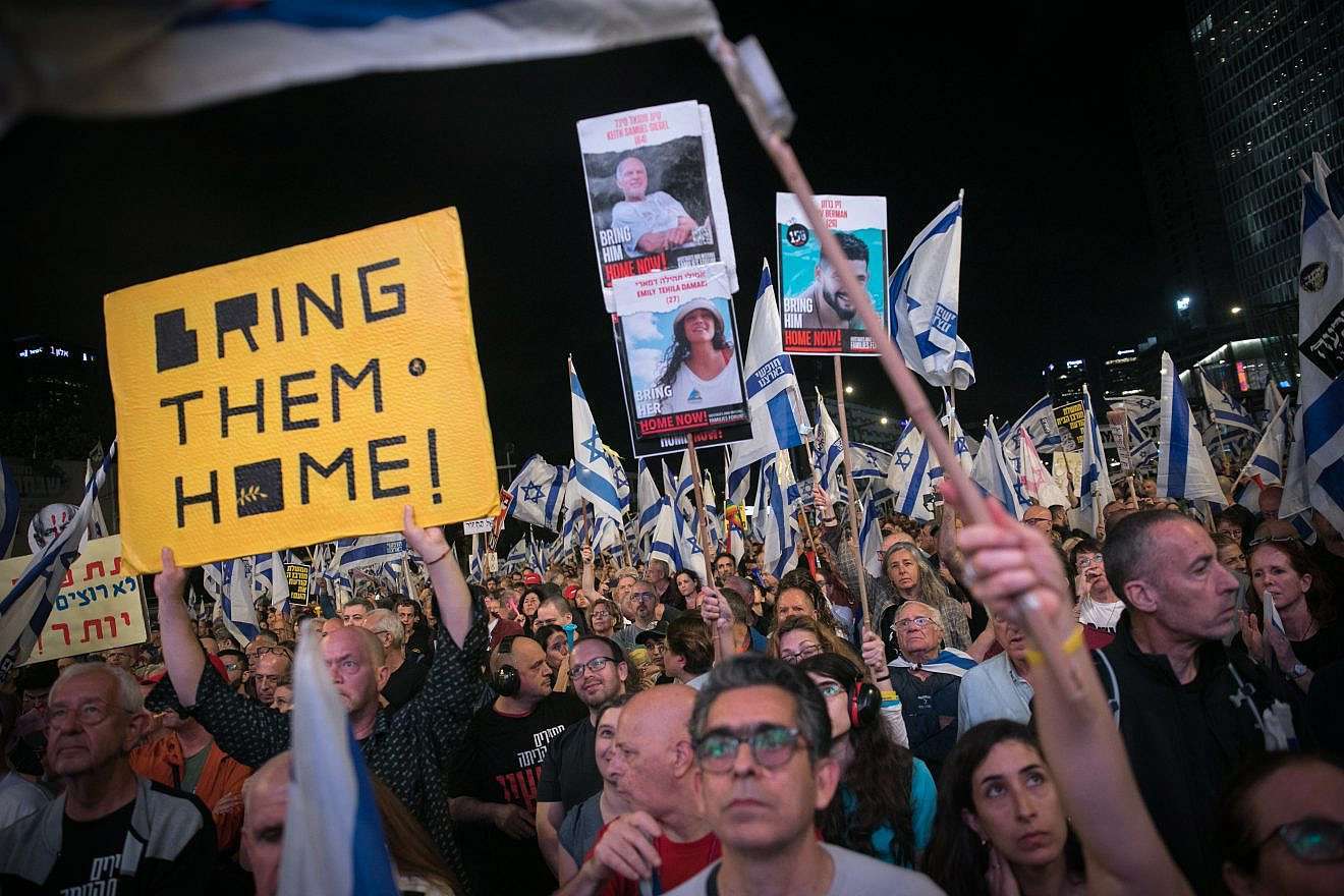 Israelis protestieren in Tel Aviv gegen Premierminister Benjamin Netanjahu und die Regierung, 6. April 2024. Foto von Miriam Alster/Flash90.