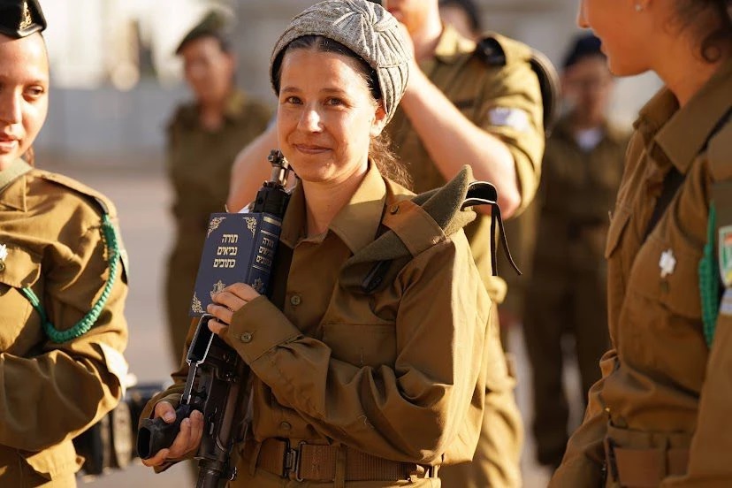 Mit Bibel und Maschinengewehr treten diese tapferen Frauen ihren Dienst an. Foto: IDF