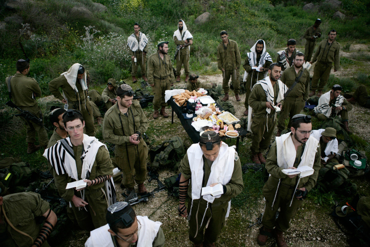Vor dem Frühstück wird in der religiösen Einheit Nahal Haredi gebetet. Foto von Abir Sultan/Flash90